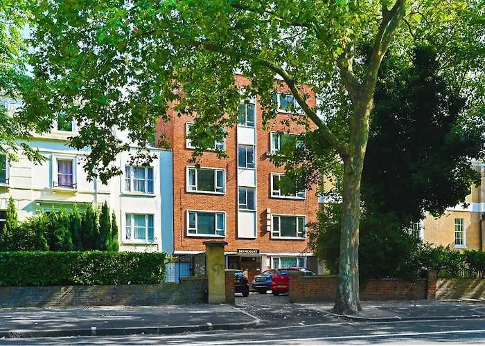 3-Bedroom With Parking In Maida Vale