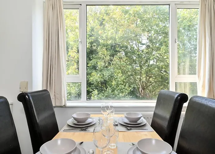 3-Bedroom With Parking In Maida Vale